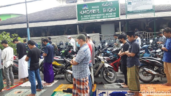 2 Masjid di Sunter Jakut Gelar Salat Jumat, Saf Meluas ke Jalan