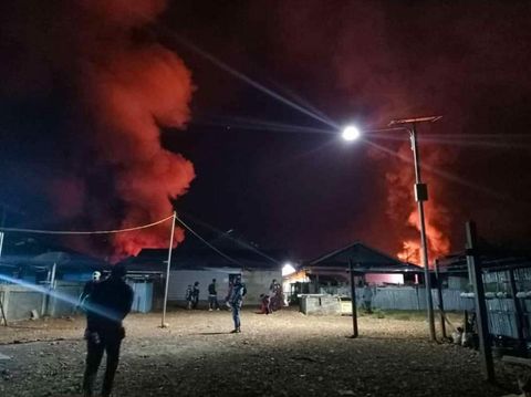 Tak Terima Ditegur Mabuk Berujung Warga Keroyok Paskhas AU-Bakar Rumah
