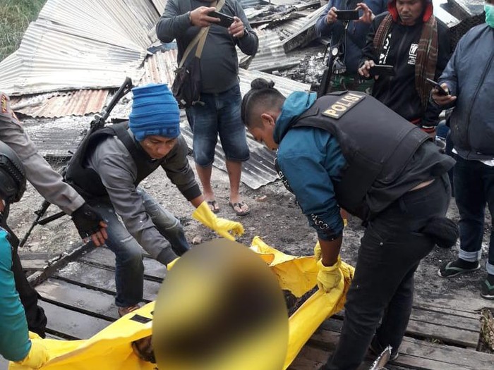 tak-terima-ditegur-mabuk-berujung-warga-keroyok-paskhas-au-bakar-rumah