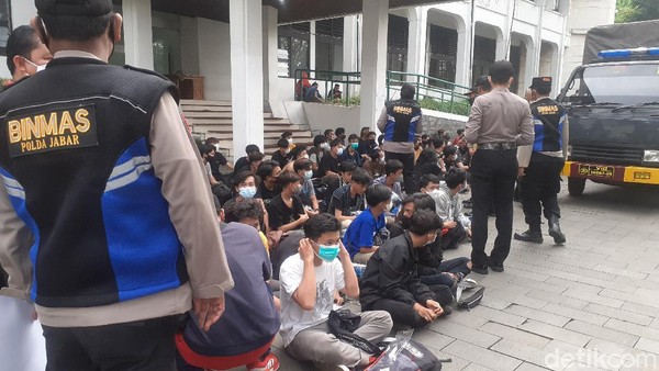 150 Pendemo Tolak PPKM di Bandung Diamankan, 3 Orang Positif Corona