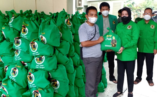 Kader-Pengurus PPP Daerah Bagikan Bansos Utk WargaTerdampakPandemi