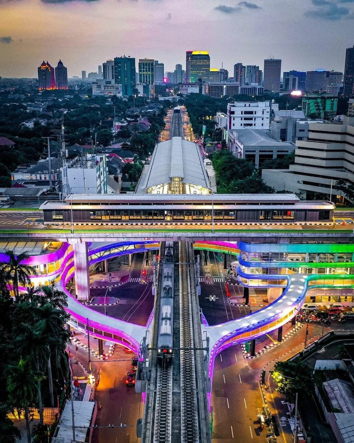 Anies Pamer Cantiknya Skybridge MRT ASEAN-Halte Transjakarta CSW