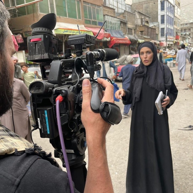 Kumpulan Potret Jurnalis Wanita yang Meliput di Jalanan Afghanistan Ramai Tembakan