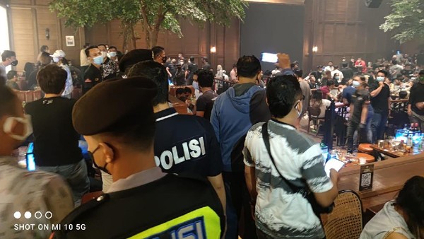 Kerumunan Holywings di Akhir Pekan Bikin Polisi Turun Tangan