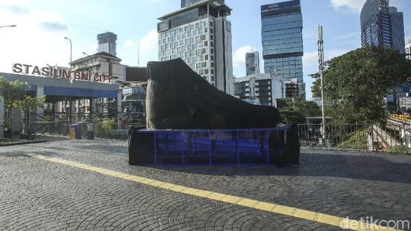 Pak Anies, Ada Tugu Sepatu Baru di Sudirman?