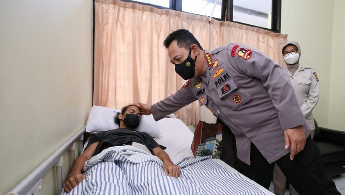 kapolri-jenguk-anggota-polri-korban-baku-tembak-kkb-kami-bangga-sama-kalian