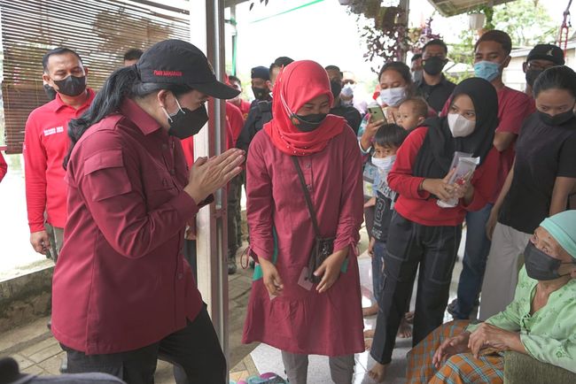 Tinjau Vaksinasi, Puan Disambut Warga Sampai Dibekali Kerupuk