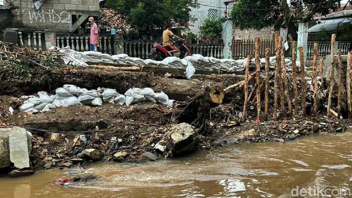 Penampakan Turap Jebol di Kramat Jati yang Ditutup Karung-Kayu