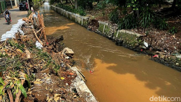 Penampakan Turap Jebol di Kramat Jati yang Ditutup Karung-Kayu 