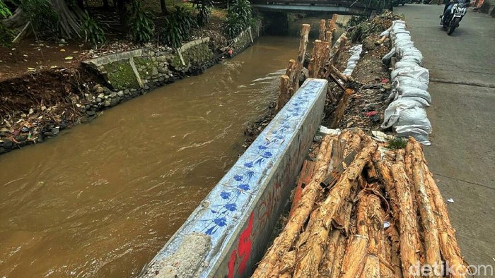 Penampakan Turap Jebol di Kramat Jati yang Ditutup Karung-Kayu 