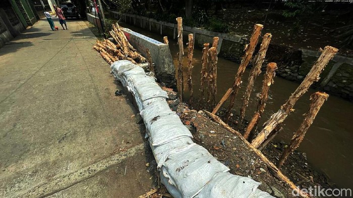 Penampakan Turap Jebol di Kramat Jati yang Ditutup Karung-Kayu 