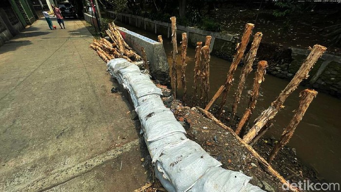 Penampakan Turap Jebol di Kramat Jati yang Ditutup Karung-Kayu