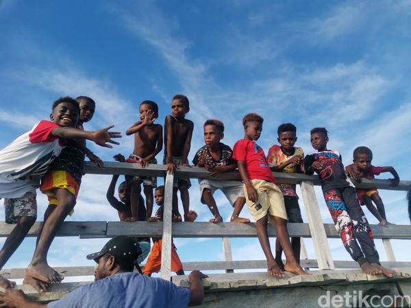 Tanpa Internet, Warga Teluk Wondama Asyik Main di Laut dan Nobar Ikatan Cinta