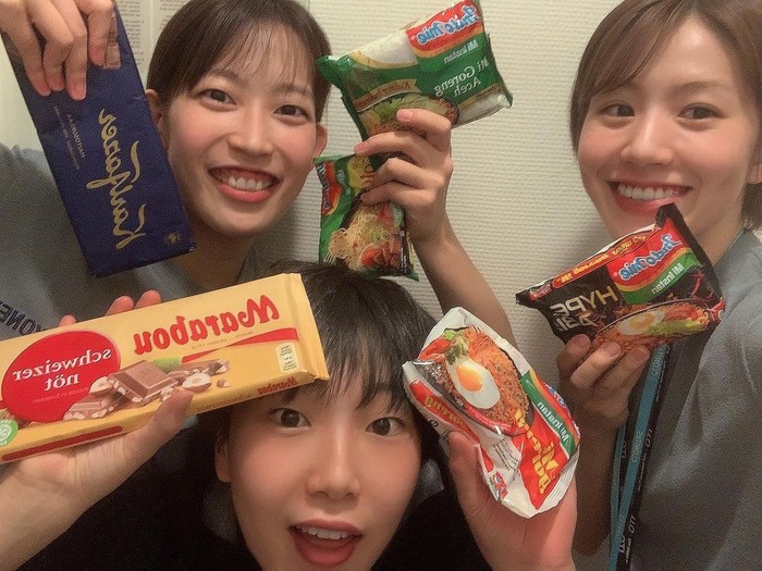 Greysia Polii Bagikan Indomie, Atlet Bulu Tangkis Jepang Kegirangan!