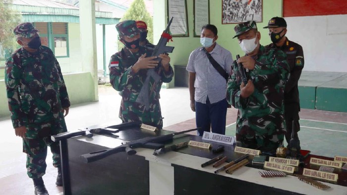 Terpukau Pembangunan Papua-Pembukaan PON, KKB Serahkan 6 Senpi ke TNI