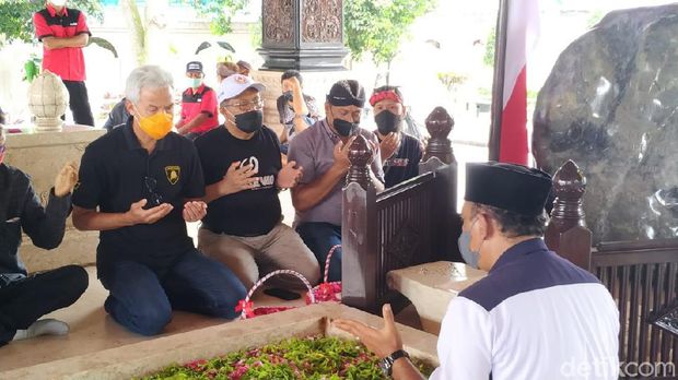 ganjar-tak-sengaja-bertemu-risma-di-makam-bung-karno-tibake-ono-njenengan