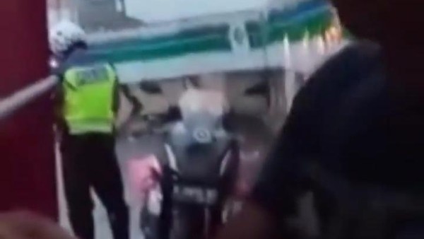 Polisi Minta Bawang Sekarung ke Sopir Truk yang Ditilang Akan Ditindak Tegas!