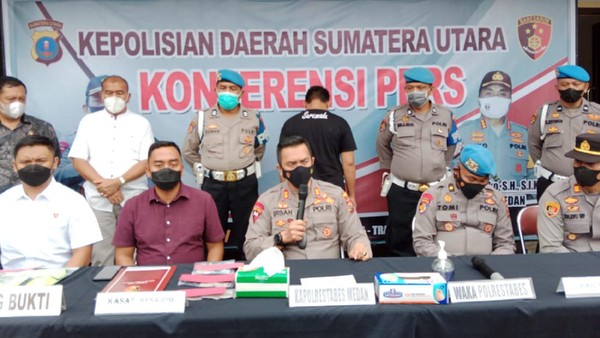 Viral Polisi Dihajar Warga Gegara Minta Uang Damai di Medan