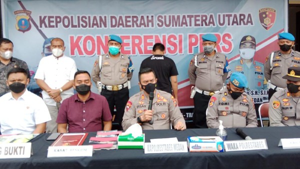 viral-polisi-dihajar-warga-gegara-minta-uang-damai-di-medan