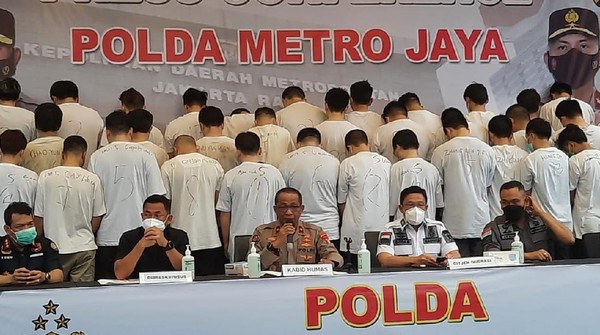 penampakan-48-wna-pelaku-cyber-fraud-yang-digerebek-di-markas-jakbar