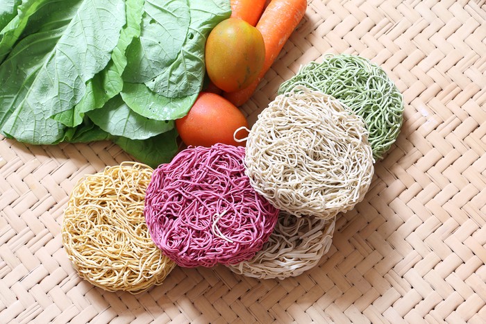 Yummy! Mie Warna-warni dari Buah dan Sayuran Ini Aman Disantap