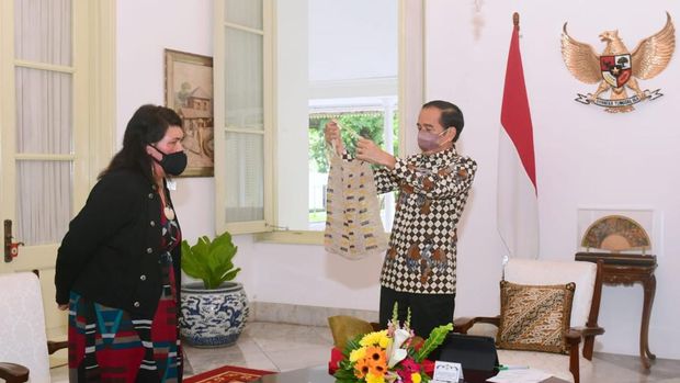 Bertemu Menlu Selandia Baru di Istana, Jokowi Hadiahkan Tas Noken Papua