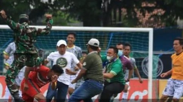 Aksi Kapten AFA Syailendra Bogem Ketua DPRD Kota Pasuruan Picu Kericuhan Bola