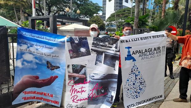 Ada Masalah Air Bersih, Warga Rusun City Garden Demo di Balkot DKI 
