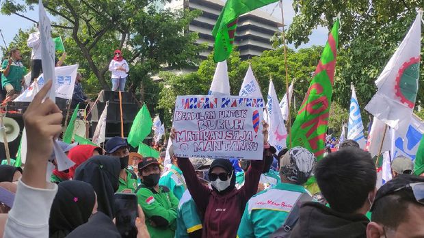  Demo Buruh Jateng Minta Ganjar Naikkan Upah: Gae Sangu Rabi!