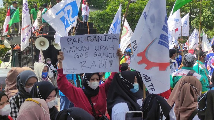  Demo Buruh Jateng Minta Ganjar Naikkan Upah: Gae Sangu Rabi!