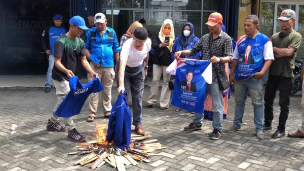 Kecewa dengan AHY, Kader Demokrat di Riau Bakar Atribut Partai