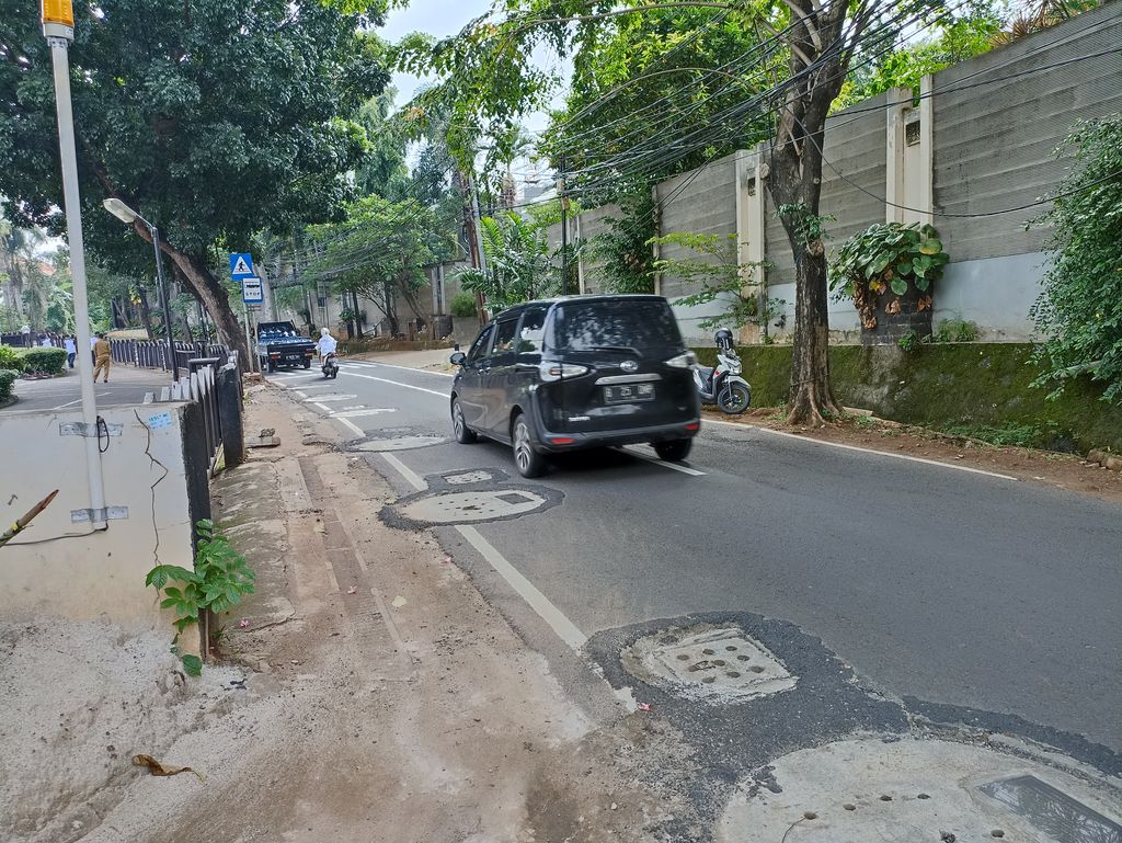 Duh! Sumur Resapan di Lebak Bulus Bikin Jalan Retak dan Bergelombang