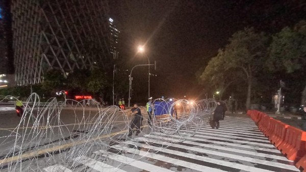 Aparat Pasang Barikade Kawat Berduri di Sekitar Patung Kuda-Monas