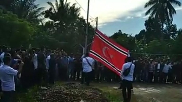 Polisi Coba Turunkan Bendera Bulan Bintang di Milad GAM, tapi Dihalau Massa