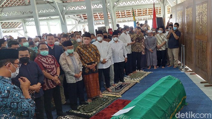 idwan Kamil Menangis Saat Salatkan Jenazah Wali Kota Bandung