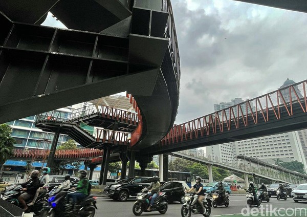 JPO Sudirman yang Dibanggakan Anies Tuai Kritik: Tak Ramah Pejalan Kaki