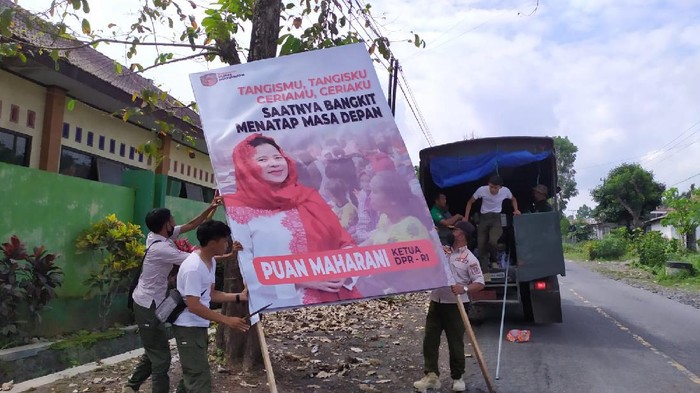 Banner Puan Maharani di Lokasi Terdampak Erupsi Semeru Diturunkan Satpol PP