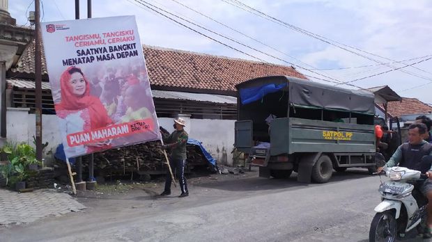 Banner Puan Maharani di Lokasi Terdampak Erupsi Semeru Diturunkan Satpol PP