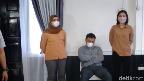 Polisi Tampilkan Kader Satgas PDIP Tersangka Pemukulan Remaja di Medan/