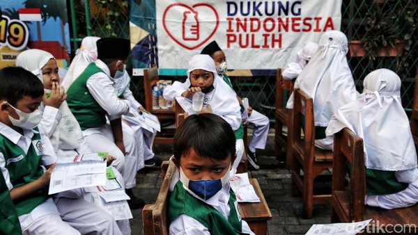 harian-covid-ri-tembus-6-ribu-kemenkes-anak-bapil-tak-boleh-ke-sekolah