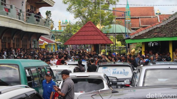 Ribuan Santri Cegah Polisi Jemput Anak Kiai di Jombang Tersangka Pencabulan