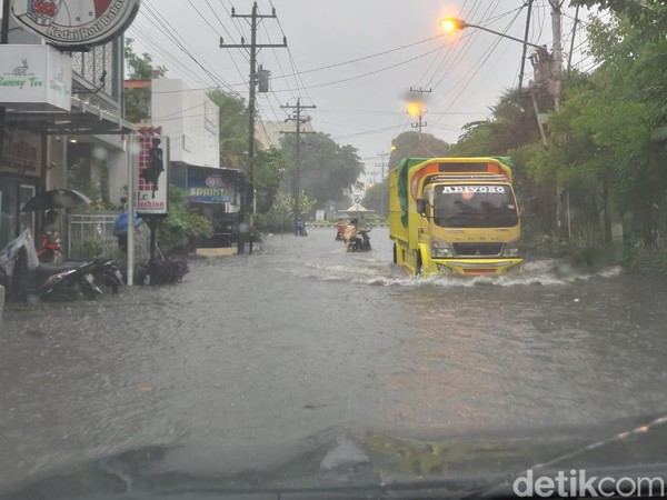 Solo Diguyur Hujan Lebat, Sejumlah Ruas Jalan Tergenang