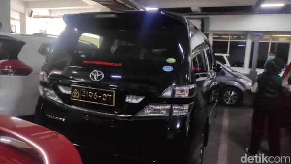 Ada 5 Mobil Bernopol Sama di Parkiran DPR, 4 Berstiker Arteria Dahlan