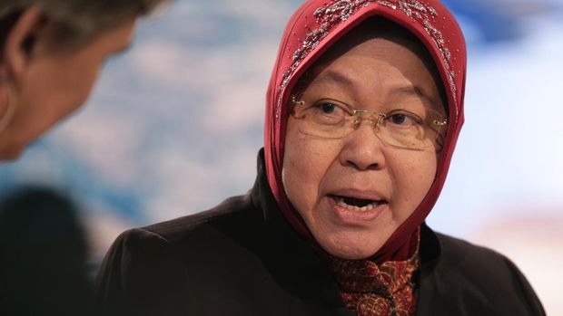 Risma Sujud di Depan Guru SLB Bandung Saat Ditagih Janji Hibah Lahan