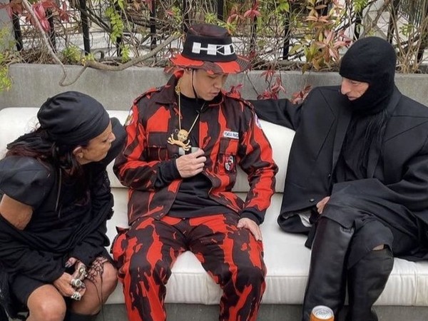 Desainer Arnold Pakai Baju Pemuda Pancasila di Paris Fashion Week, Jadi Kontroversi