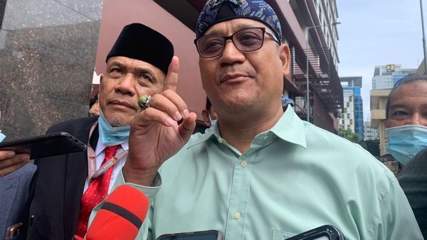 Edy Mulyadi Pakai Iket Sunda ke Bareskrim, Majelis Adat Meradang