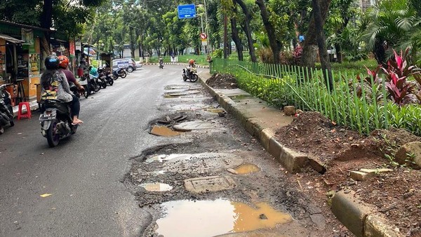 Pemprov DKI soal Banyak Jalan Berlubang: Wajar Rusak, 3 Tahun Hanya Tambal Sulam