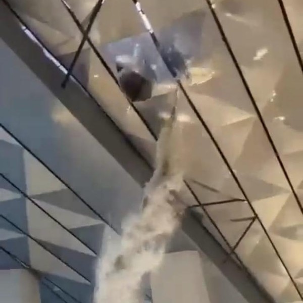 Viral Atap Terminal 3 Soetta Bocor, Air Mengalir Deras