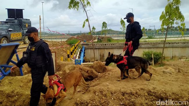 Polisi Kerahkan 4 Anjing Bubarkan Warga di Area Sirkuit Mandalika