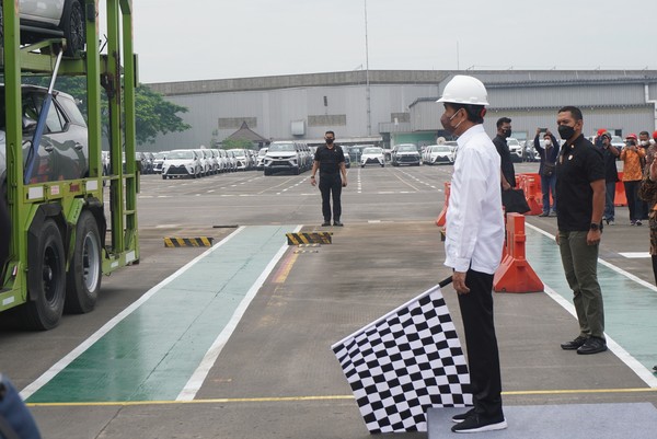 top-ekspor-mobil-tembus-80-negara-di-4-benua-jokowi-bukti-kualitas-sdm-ri